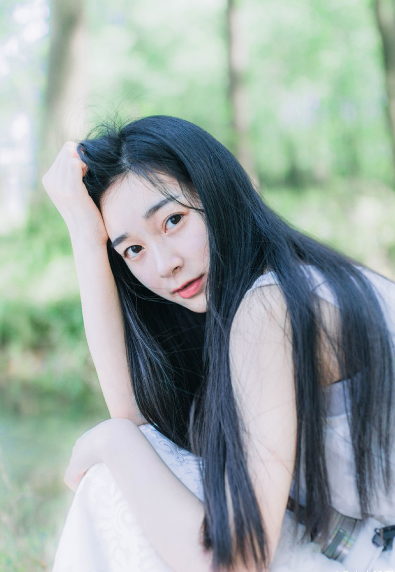 出门在外，不论别人给你热脸还是冷脸，都别太往心里去；外面的世界，尊重的是背景而非人本身。